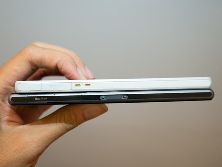 Cách bố trí các nút bấm và cổng kết nối trên 2 sản phẩm khá tương đồng