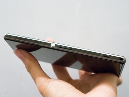 Mở hộp smartphone “siêu camera” Xperia Z1 tại Việt Nam - 6 Nút chụp ảnh, phím điều chỉnh âm lương, nút nguồn và khe cắm SIM ở cạnh phải