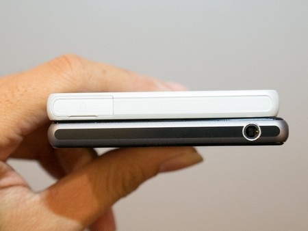Xperia Z có cổng bảo vệ giắc cắm phone, trong khi Xperia Z1 thì không