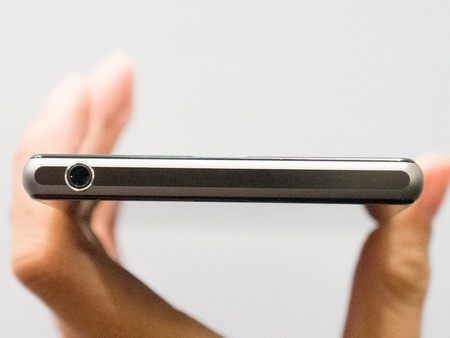 Mở hộp smartphone “siêu camera” Xperia Z1 tại Việt Nam - 7 Giắc cắm phone ở cạnh trên