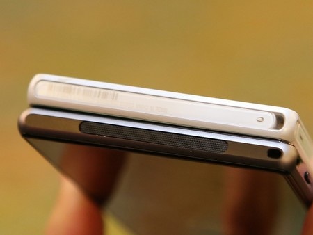 Loa ngoài của Xperia Z1 được đưa xuống cạnh dưới của máy