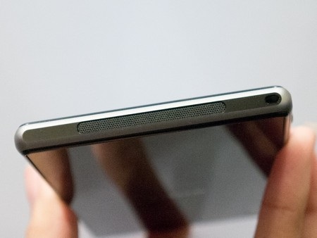 Mở hộp smartphone “siêu camera” Xperia Z1 tại Việt Nam - 8 Loa ngoài nằm ở cạnh dưới
