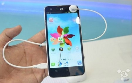 Máy có màn hình rộng 5-inch, độ phân giải Full HD 1080p