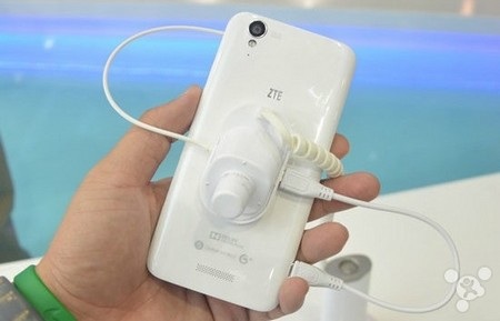 Mặt sau với camera 13 megapixel