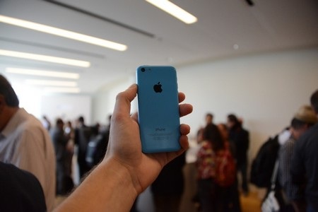Thoạt nhìn, iPhone 5C khá giống với chiếc máy nghe nhạc iPod Touch