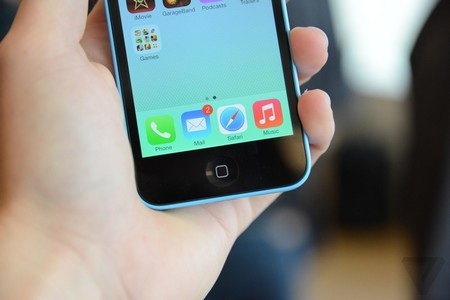 Ảnh thực tế iPhone 5C với lớp vỏ nhựa nhiều màu sắc - 4 Nút bấm Home thông thường, không tích hợp cảm biến vân tay