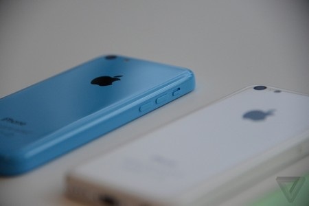Ảnh thực tế iPhone 5C với lớp vỏ nhựa nhiều màu sắc - 7 Các nút bấm cũng được bố trí tương tự như trên các phiên bản iPhone cũ