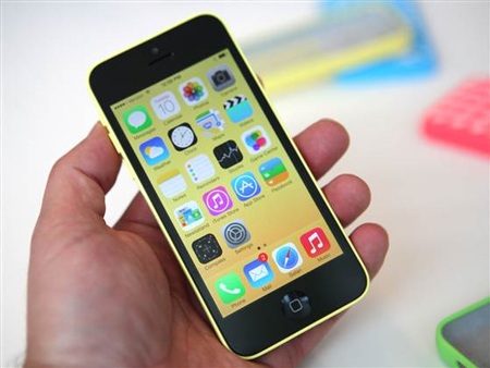 Giá bán iPhone 5C, 5S “hạ nhiệt” nhanh chóng tại Việt Nam - 1 Ngoài lớp vỏ nhựa nhiều màu sắc, iPhone 5C không có gì khác biệt so với iPhone 5
