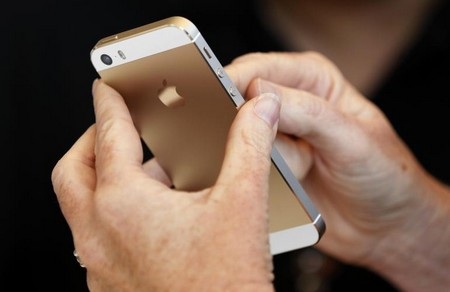 Những lý do nên và không nên nâng cấp lên iPhone 5S của Apple - 2 Phiên bản màu vàng hoàn toàn mới của iPhone 5S đang rất được yêu thích hiện nay