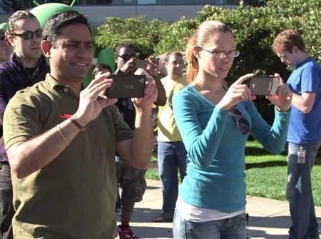 Google làm lộ Nexus 5 trong clip quảng cáo nền tảng Android mới - 1 Hình ảnh chiếc smartphone bí ẩn xuất hiện trong đoạn clip, bên cạnh Nexus 4 quen thuộc