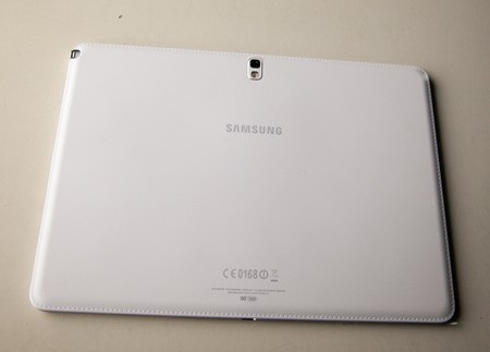 Cận cảnh Galaxy Note 10.1 phiên bản 2014 chính hãng tại Việt Nam - 3 Galaxy Note 10.1 có thiết kế giống với Galaxy Tab 3, với nút Home ở giữa