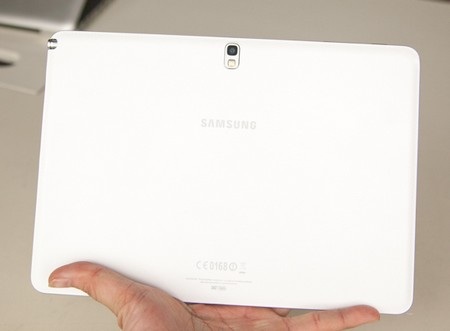 Cận cảnh Galaxy Note 10.1 phiên bản 2014 chính hãng tại Việt Nam - 6 Camera sau 8 megapixel, kèm theo cả đèn flash. Khe cắm viết S-Pen nằm ở bên cạnh trái mặt sau
