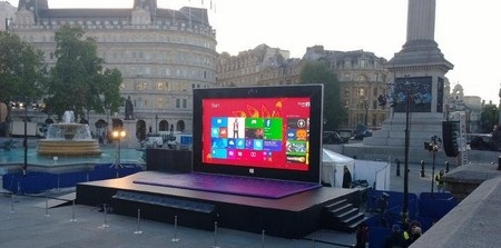 Chiếc máy tính bảng Surface 2 hoàn chỉnh, bao gồm cả bàn phím
