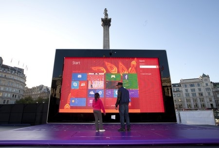 Cận cảnh máy tính bảng Surface khổng lồ 383-inch của Microsoft - 3 Màn hình có kích cỡ lên đến 383-inch