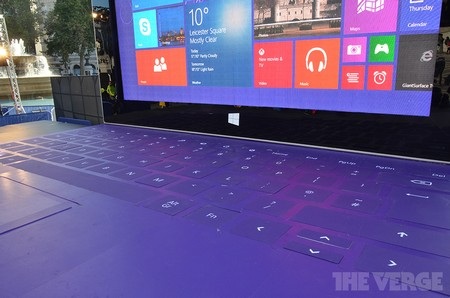 Cận cảnh máy tính bảng Surface khổng lồ 383-inch của Microsoft - 5 Cận cảnh bàn phím ngoại cỡ. Có những khoảng trống để người dùng di chuyển giữa các nút bấm