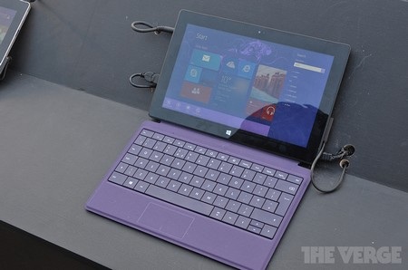 Cận cảnh máy tính bảng Surface khổng lồ 383-inch của Microsoft - 9 Chiếc máy tính Surface 2 thông thường ở phía sau, “bộ não” của chiếc máy tính khổng lồ