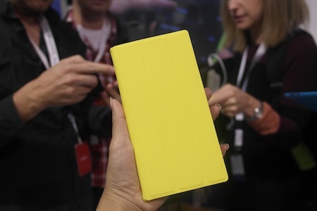 Lumia 1520 cũng được trang bị lớp vỏ bọc với tấm bảo vệ màn hình như trên iPad