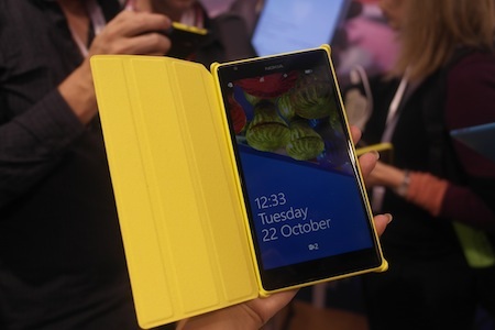 Lumia 1520 cũng được trang bị lớp vỏ bọc với tấm bảo vệ màn hình như trên iPad