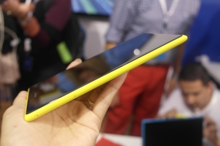 Khe cắm SIM và thẻ nhớ nằm ở cạnh trái