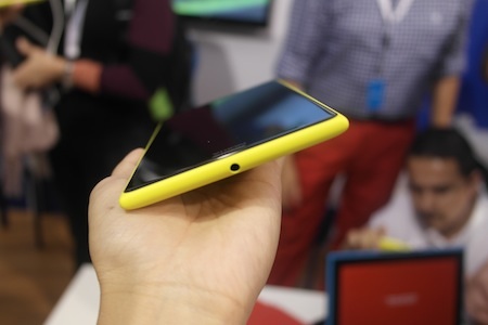 Giắc cắm phone nằm ở cạnh trên của máy