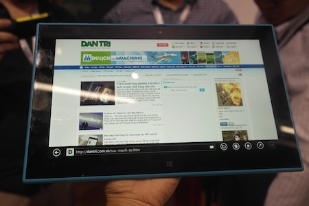 Máy có thiết kế vuông vức theo đúng phong cách dòng smartphone Lumia của Nokia