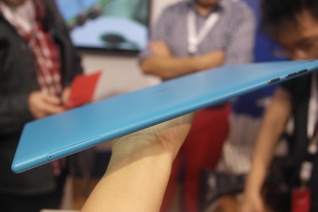 Nút nguồn, phím điều chỉnh âm lượng và khe cắm SIM ở cạnh trên