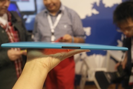 Cổng kết nối nằm ở cạnh dưới của máy