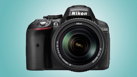 Mặt trước và mặt sau của Nikon D5300
