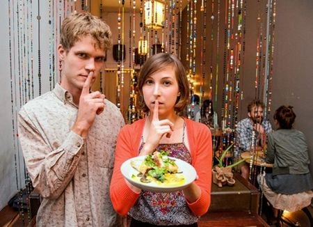 Lạ lùng nhà hàng cấm thực khách nói chuyện - 1 Không muốn bị phạt tiền hay đuổi ra khỏi nhà hàng, hãy giữ im lặng trong khi ăn