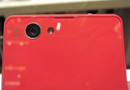 Sản phẩm cũng được trang bị camera cao cấp 20.7 megapixel như “đàn anh”