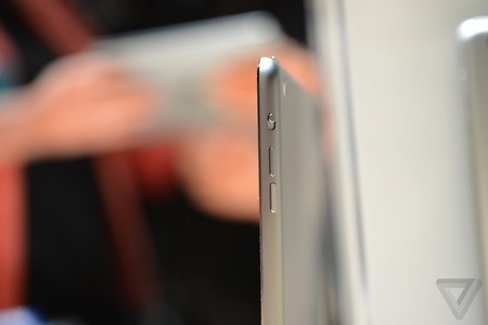 Cận cảnh máy tính bảng iPad Air siêu mỏng của Apple - 2 Cận cảnh các phím điều khiển trên iPad Air