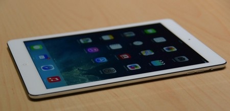 Cận cảnh máy tính bảng iPad Air siêu mỏng của Apple - 5 Cổng kết nối và loa ngoài nằm ở cạnh dưới của sản phẩm