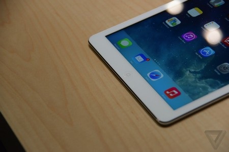 Cận cảnh máy tính bảng iPad Air siêu mỏng của Apple - 6 Cổng kết nối và loa ngoài nằm ở cạnh dưới của sản phẩm