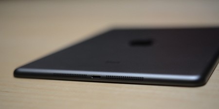 Cận cảnh máy tính bảng iPad Air siêu mỏng của Apple - 7 Cổng kết nối và loa ngoài nằm ở cạnh dưới của sản phẩm