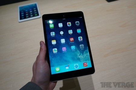 Cận cảnh iPad mini màn hình độ phân giải siêu nét vừa trình làng của Apple - 1 iPad mini thế hệ mới vẫn giữ nguyên phong cách thiế kế như thế hệ đầu tiên, với viền 2 bên khá mỏng