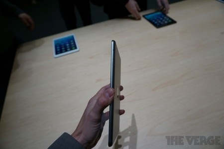 Cận cảnh iPad mini màn hình độ phân giải siêu nét vừa trình làng của Apple - 3 Các nút điều khiển ở cạnh phải của máy