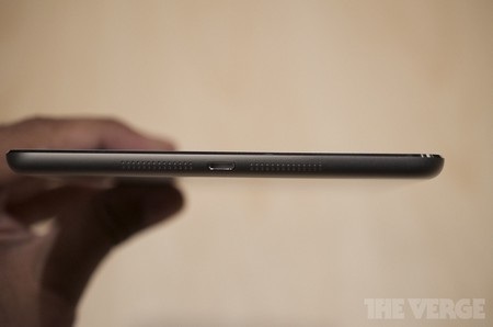 Cận cảnh iPad mini màn hình độ phân giải siêu nét vừa trình làng của Apple - 9 Cổng kết nối và loa ngoài nằm ở cạnh dưới