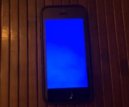 Một chiếc iPhone 5S bị dính lỗi “màn hình xanh chết chóc” và chuẩn bị khởi động lại