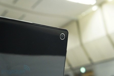 Sharp trình làng máy tính bảng Windows 8 chống bụi và nước - 6 Mặt sau và camera của máy