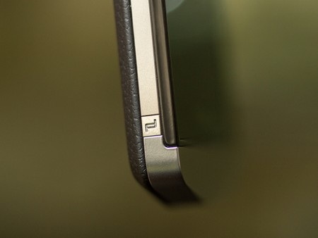 Cận cảnh BlackBerry Z10 phiên bản cao cấp có giá hơn 2.000 USD - 10 Biểu tượng Porsche Design ở phần góc máy. Đây chỉ là biểu tượng trang trí chứ không phải là nút bấm