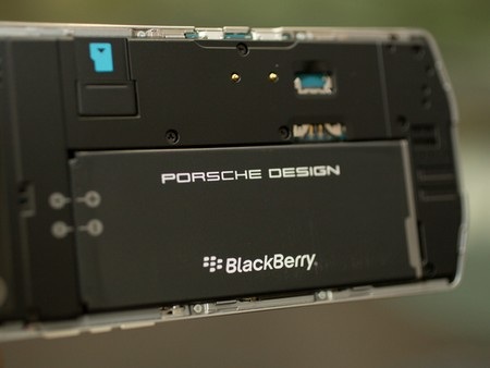 Cận cảnh BlackBerry Z10 phiên bản cao cấp có giá hơn 2.000 USD - 11 Logo của Porsche Design được in trên cả pin của sản phẩm