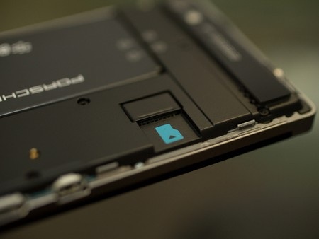 Cận cảnh BlackBerry Z10 phiên bản cao cấp có giá hơn 2.000 USD - 12 Khác với phiên bản BlackBerry Z10 thông thường, sản phẩm hỗ trợ cả khe cắm thẻ nhớ ngoài