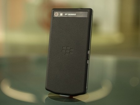 Cận cảnh BlackBerry Z10 phiên bản cao cấp có giá hơn 2.000 USD - 2 Mặt sau được làm bằng da cao cấp