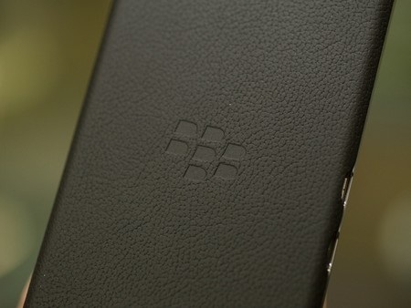 Cận cảnh BlackBerry Z10 phiên bản cao cấp có giá hơn 2.000 USD - 3 Cận cảnh lớp da ở mặt sau của máy