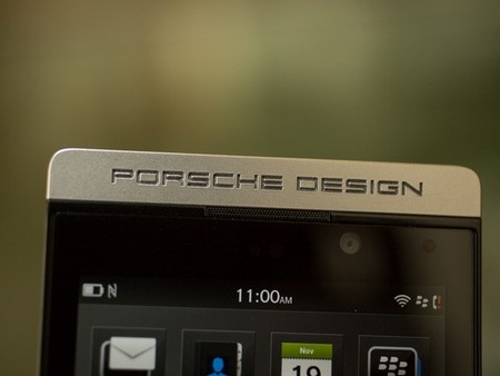 Cận cảnh BlackBerry Z10 phiên bản cao cấp có giá hơn 2.000 USD - 4 Thương hiệu Porsche Design được khắc ở lớp thép không rỉ mặt trên của máy