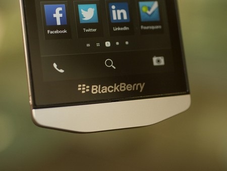 Cận cảnh BlackBerry Z10 phiên bản cao cấp có giá hơn 2.000 USD - 5 Phần thép không rỉ ở mặt dưới được bỏ trống