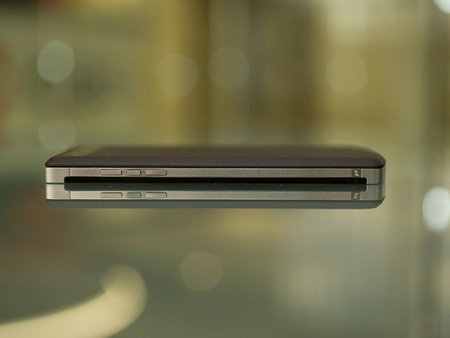 Cận cảnh BlackBerry Z10 phiên bản cao cấp có giá hơn 2.000 USD - 6 Các phím điều khiển ở cạnh phải