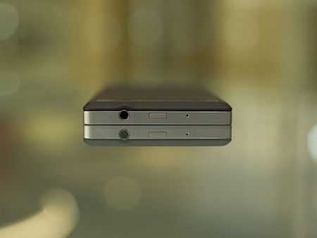 Cận cảnh BlackBerry Z10 phiên bản cao cấp có giá hơn 2.000 USD - 7 Giắc cắm phone nằm ở cạnh trên