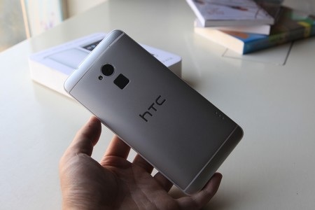 Cảm biến vân tay ở mặt sau sản phẩm là điểm nhấn ấn tượng nhất trên HTC One max