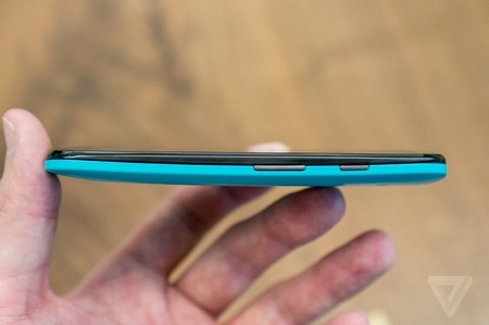 Motorola chính thức trình làng smartphone “tắc kè hoa” giá rẻ Moto G - 7 Máy có thiết kế khá dày
